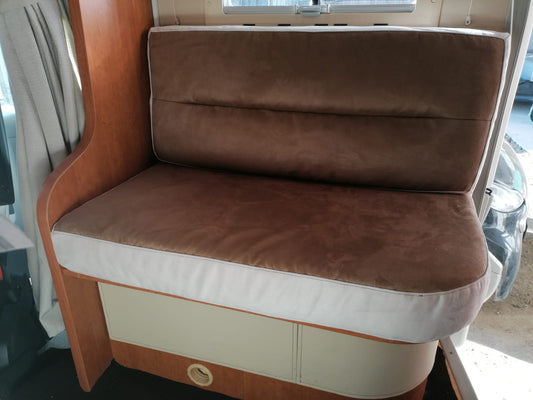 Restyling camper contemporaneo: l'eleganza del tortora, schienali trapuntati e accessori su misura
